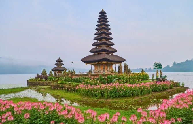 Bali Nature & Wildlife, private 5-day Bali package, Ulun Danu temple on Lake Beratan